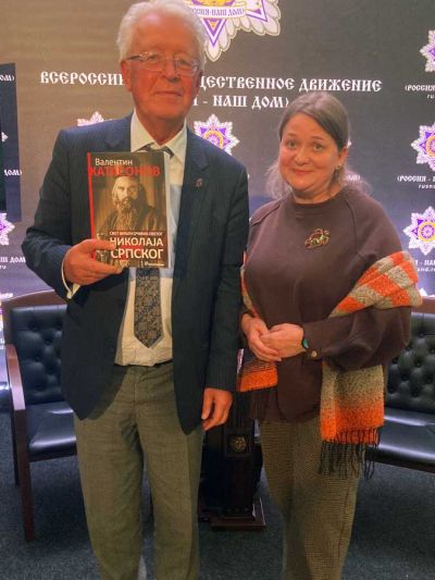VALENTINU JURJEVIĆU KATASONOVU URUČENO SRPSKO IZDANJE KNJIGE „SVET VIĐEN OČIMA SVETOG NIKOLAJA SRPSKOG”